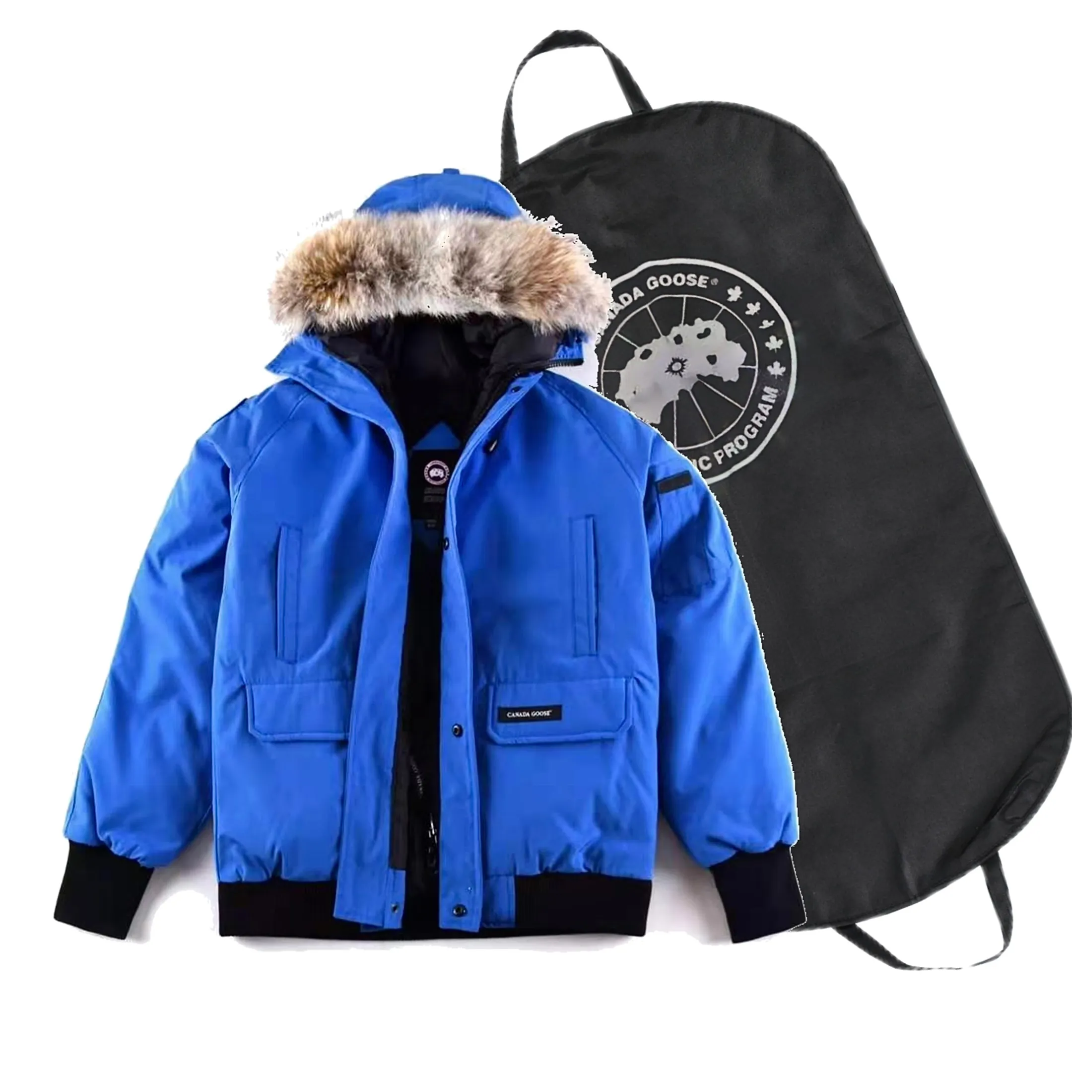 P780 with dust bag) Canada Goose Canada Goose #Chilliwack 7999M bomber jacket short down jacket ➖ Genuine synchronous anti-counterfeiting chip sensor! ➖ Imported 21-count polyester-cotton blended original fabric [last year’s 16-count/18-count hard fabrics have been completely eliminated, this year all use 21-count genuine synchronous fabrics, the soft mid-strap feels delicate and textured], genuine synchronous Feather-Light 10D waterproof coating fabric, made of 84.5 polyester fiber and 15.5 cotton, 100% the best feel in the entire network! ➖ The genuine official website is synchronized with the national standard 80 white duck down, you can check the official website customer service, there will never be a series of misleading claims such as 90 down or goose down! ➖ Using the best nylon lining with double double-layer sealing design, velvet-proof No. 7 needle + grid-filled down ready-made garments, there is 100% no so-called velvet running! ➖ The cuffs are designed with thickened seamless threads, and the collar and pockets are lined with top-quality polar fleece to keep you warm and comfortable! ➖ Yoshida YKK provides original custom-made electroplated sliders. YKK two-way lockable zippers are tight and smooth and will not peel off paint! ➖ 3M composite guarantees that the Velcro is the same as the original, durable, and all accessories and hardware are custom-made! ➖ Imported BEHRINGER embroidery machine to customize the 10,000-needle embroidery logo, 98% of which can be reproduced to restore the original logo. You can check and compare on the official website! 01 models for men and women SIZE: XS S M L XL XXL